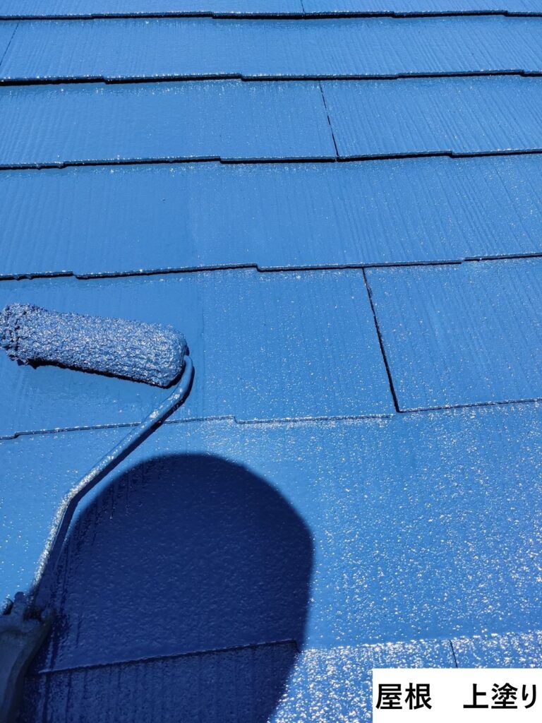 屋根の上塗りを行います。<br />
塗料の性能を十分に発揮させるためには、上塗りの塗装が必要不可欠です。